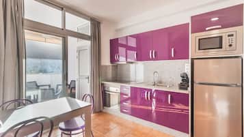 Jääkaappi, uuni, liesi, kahvin-/teenkeitin