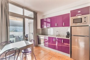 Kühlschrank, Ofen, Herdplatte, Wasserkocher mit Kaffee-/Teezubehör