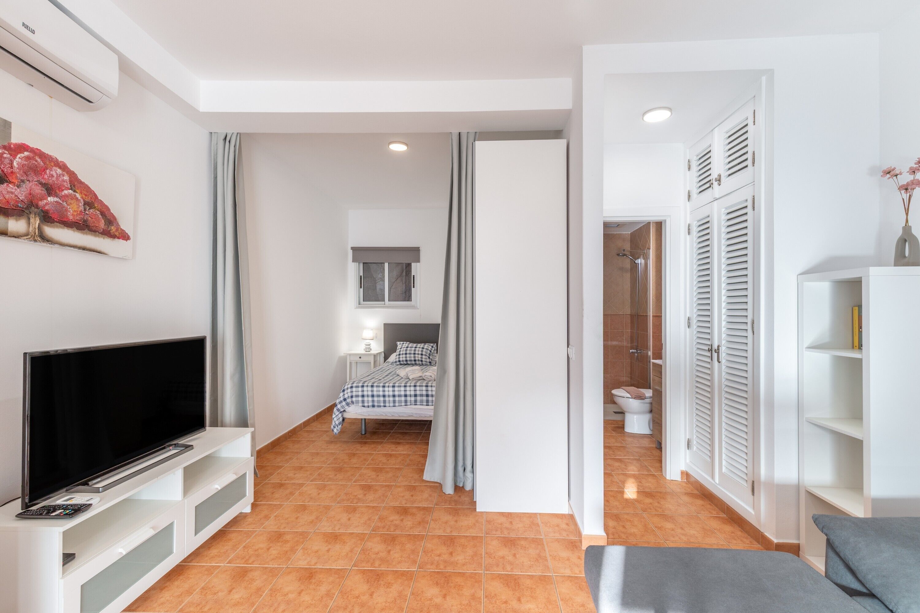 Tabla de planchar con plancha, wifi, ropa de cama