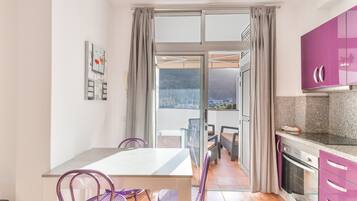 Fridge, oven, stovetop, coffee/tea maker