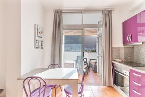 Fridge, oven, stovetop, coffee/tea maker - Vacation Studio 'Vv Velero' with Mountain View, Wi-Fi and Air Conditioning (Puerto de Mogán)