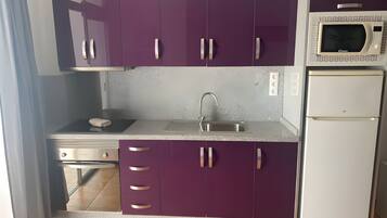 Køleskab, ovn, kogeplade, kaffe-/temaskine