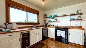 Een koelkast, een microgolfoven, een kookplaat, een vaatwasser