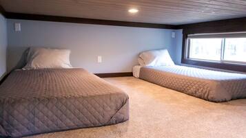 2 bedrooms, desk, WiFi, bed sheets