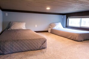 2 bedrooms, desk, WiFi, bed sheets