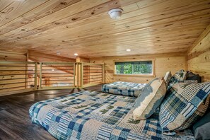 Interior - Peaceful Secluded Cabin with Hot Tub and Fantastic Views of the Surrounding Woods in Mentone, Alabama (Mentone)