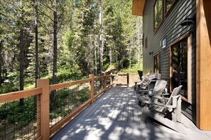 Terrace/patio - Mountain Cabin with Elegant Chic Interior and Deck in Montana (Bozeman)
