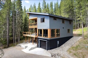 Exterior - Mountain Cabin with Elegant Chic Interior and Deck in Montana (Bozeman)