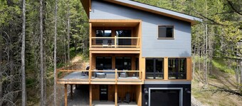 Mountain Cabin with Elegant Chic Interior and Deck in Montana