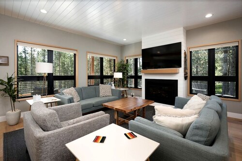 Mountain Cabin with Elegant Chic Interior and Deck in Montana