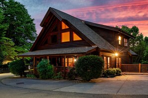 Exterior - Idyllic Mountain Retreat with Spa, Pool and Deck in Tennessee (Pigeon Forge)