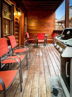 Outdoor dining - Idyllic Mountain Retreat with Spa, Pool and Deck in Tennessee (Pigeon Forge)