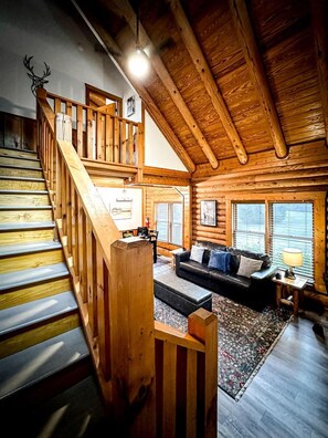 Living area - Idyllic Mountain Retreat with Spa, Pool and Deck in Tennessee (Pigeon Forge)