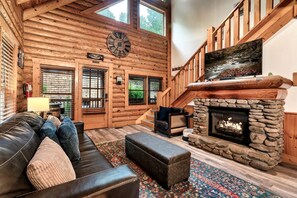 TV, fireplace, video games - Idyllic Mountain Retreat with Spa, Pool and Deck in Tennessee (Pigeon Forge)