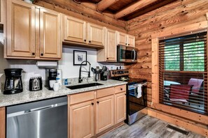 Coffee/tea maker, fridge, microwave, oven - Idyllic Mountain Retreat with Spa, Pool and Deck in Tennessee (Pigeon Forge)