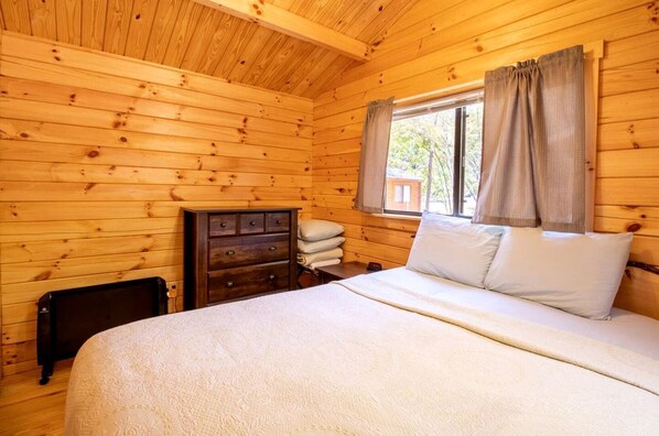 Room - Cozy Cabin with Hot Tub and Beautiful Views of Cool Springs Lake for an Unforgettable Experience in Virginia (Spotsylvania)