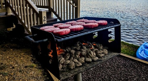 Cozy Cabin with Hot Tub and Beautiful Views of Cool Springs Lake for an Unforgettable Experience in Virginia