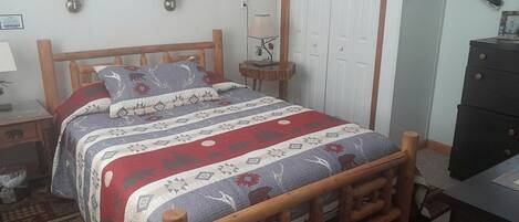 1 bedroom, desk, WiFi, bed sheets