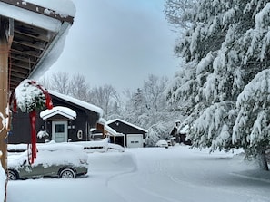 Ein Wohngebiet mit schneebedeckten Häusern und einer Auffahrt.
