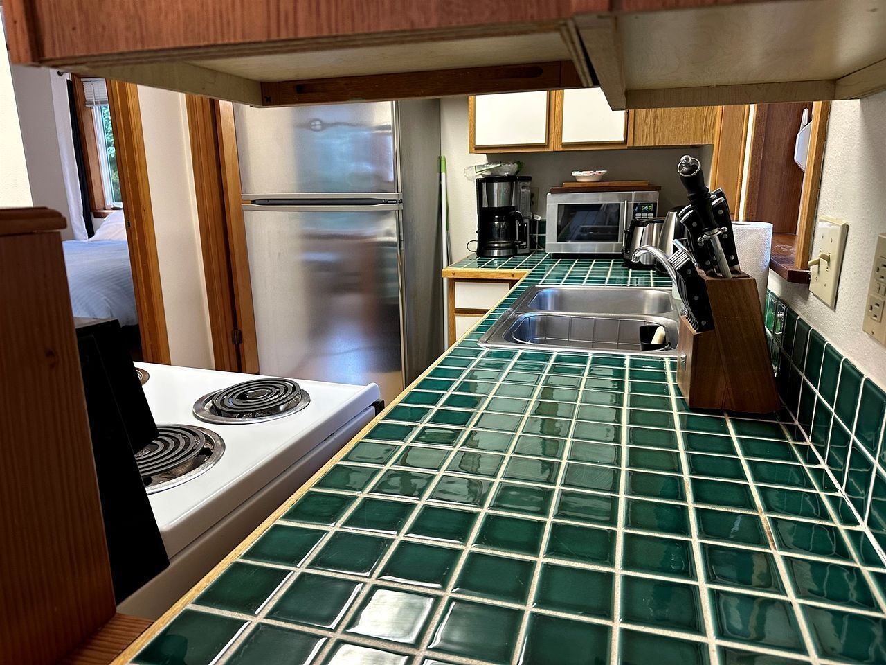 Coffee/tea maker, fridge, microwave, oven