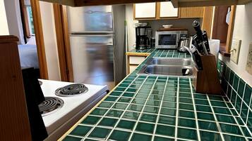 Coffee/tea maker, fridge, microwave, oven