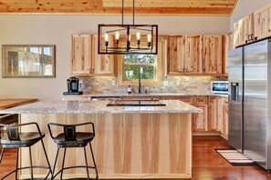 Fridge, microwave, oven, stovetop - King Bear Cabin - Sensational near Blue Ridge, Turtletown, TN (Turtletown)