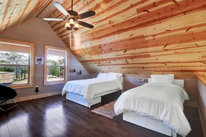 4 bedrooms, desk, iron/ironing board, WiFi - King Bear Cabin - Sensational near Blue Ridge, Turtletown, TN (Turtletown)