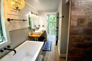 Jetted bath, towels, soap, shampoo - Outstanding Forest Container with Water Views and BBQ in Texas (Grimes County)