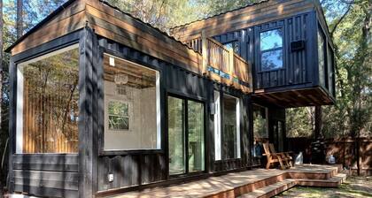 Outstanding Forest Container with Water Views and BBQ in Texas