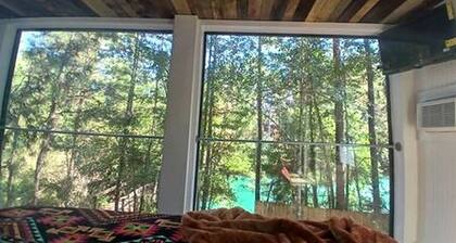 Outstanding Forest Container with Water Views and BBQ in Texas