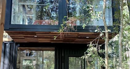 Outstanding Forest Container with Water Views and BBQ in Texas