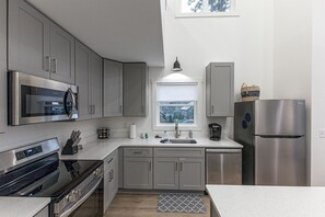 Refrigerador, microondas, parrilla de estufa y lavavajillas 