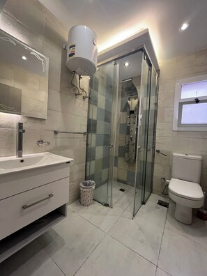 Toallas, jabón, papel de baño 