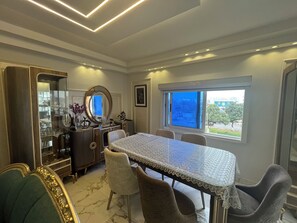 تناول الطعام