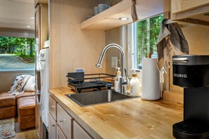 ثلاجة، ميكروويف، ماكينة لصنع القهوة/الشاي، محمصة خبز