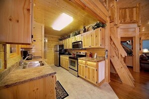 Private kitchen - Sensational Mountain Retreat with Spa and Amazing Interior in Sevierville, Tennessee (Sevierville)
