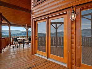 Outdoor dining - Sensational Mountain Retreat with Spa and Amazing Interior in Sevierville, Tennessee (Sevierville)