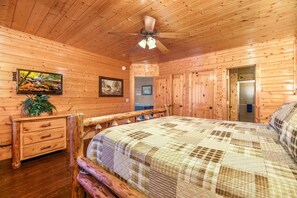 Room - Sensational Mountain Retreat with Spa and Amazing Interior in Sevierville, Tennessee (Sevierville)
