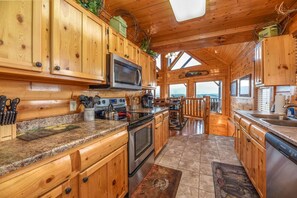 Private kitchen - Sensational Mountain Retreat with Spa and Amazing Interior in Sevierville, Tennessee (Sevierville)