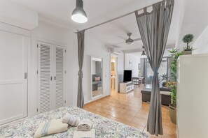 Een strijkplank/strijkijzer, wifi, beddengoed