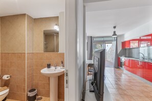 Een douche, een haardroger, handdoeken