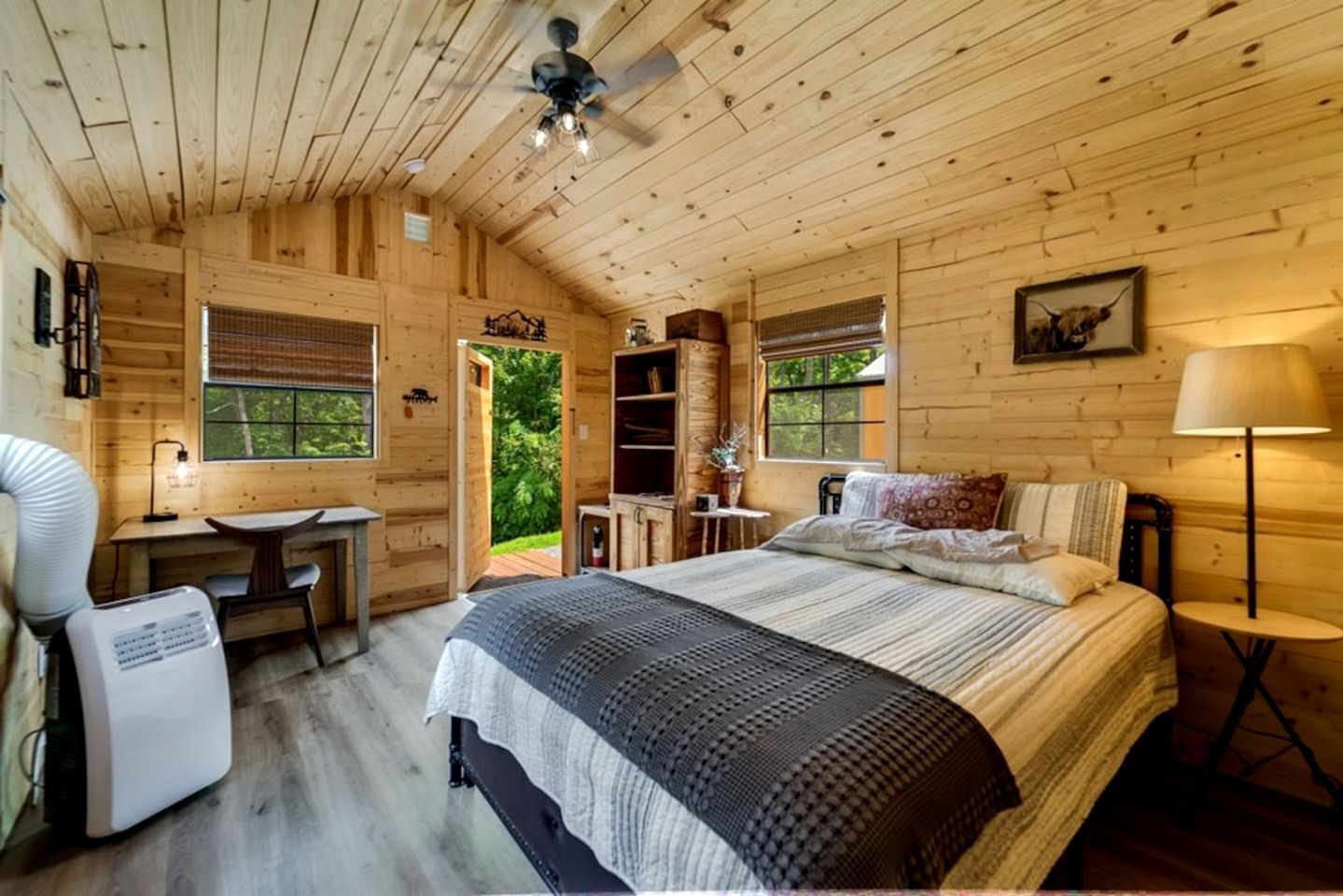 4 bedrooms, desk, WiFi, bed sheets