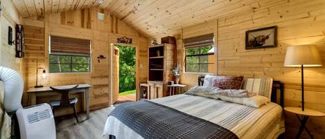 4 bedrooms, desk, WiFi, bed sheets