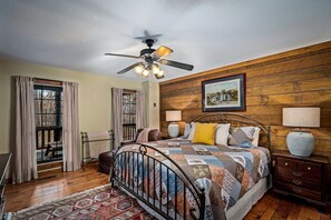 Escritorio, tabla de planchar con plancha, wifi y ropa de cama 