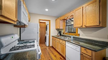 Fridge, microwave, stovetop, dishwasher