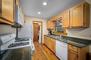 ثلاجة، ميكروويف، موقد طهي مسطح، غسالة أطباق