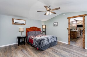 1 bedroom, desk, iron/ironing board, WiFi - Quaint Secluded Cottage with Private Hot-Tub Incredible for a Weekend Getaway at Hocking Hills in Ohio (Logan)