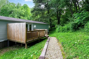 Property grounds - Quaint Secluded Cottage with Private Hot-Tub Incredible for a Weekend Getaway at Hocking Hills in Ohio (Logan)