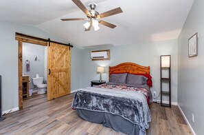 1 dormitorio, escritorio, tabla de planchar con plancha y wifi