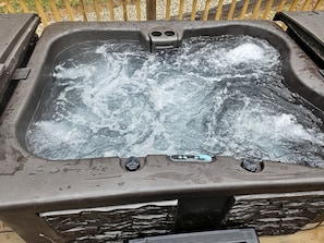Outdoor spa tub - Quaint Secluded Cottage with Private Hot-Tub Incredible for a Weekend Getaway at Hocking Hills in Ohio (Logan)